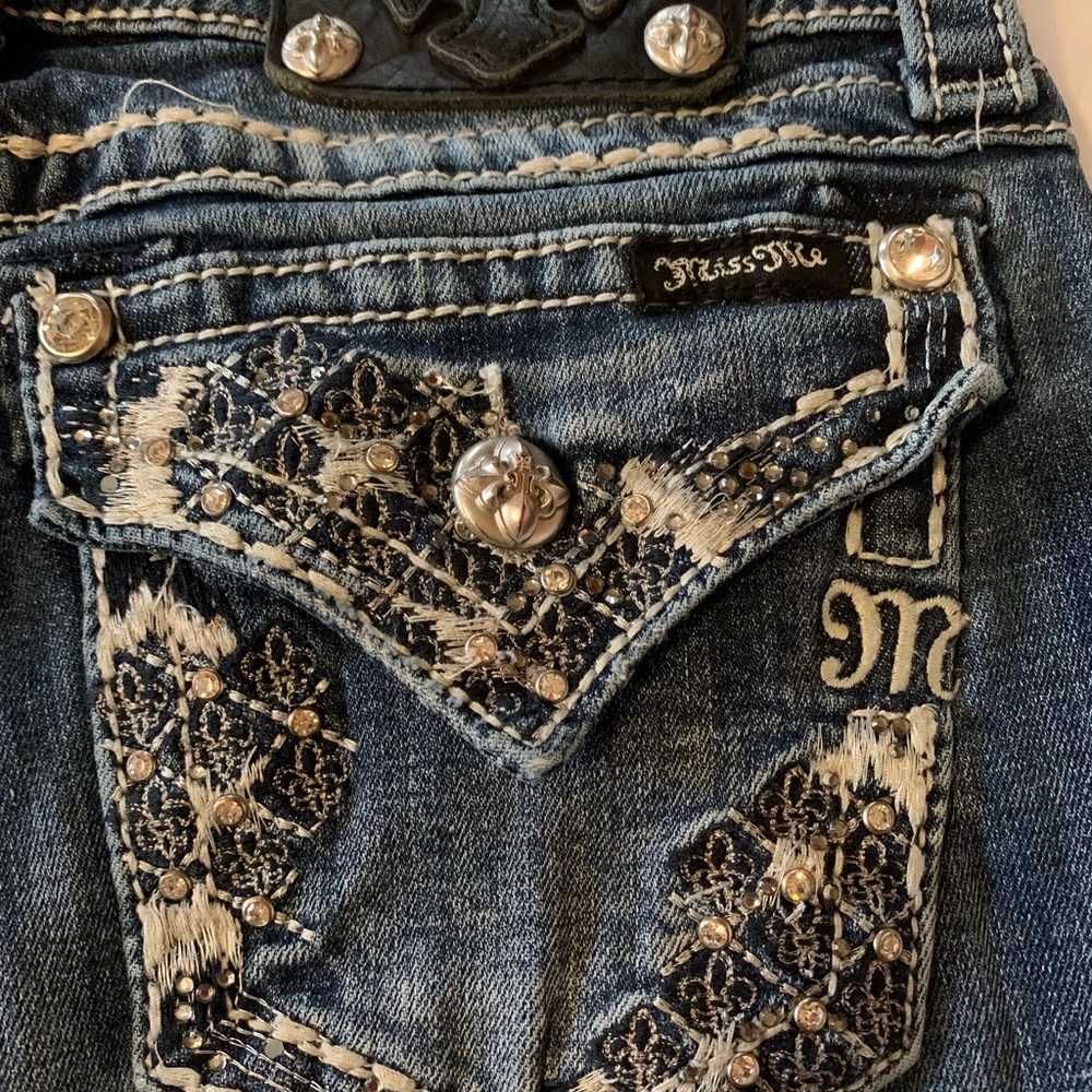 ❤️MISS ME Embellished Denim Capris Size 27 Medium Blue